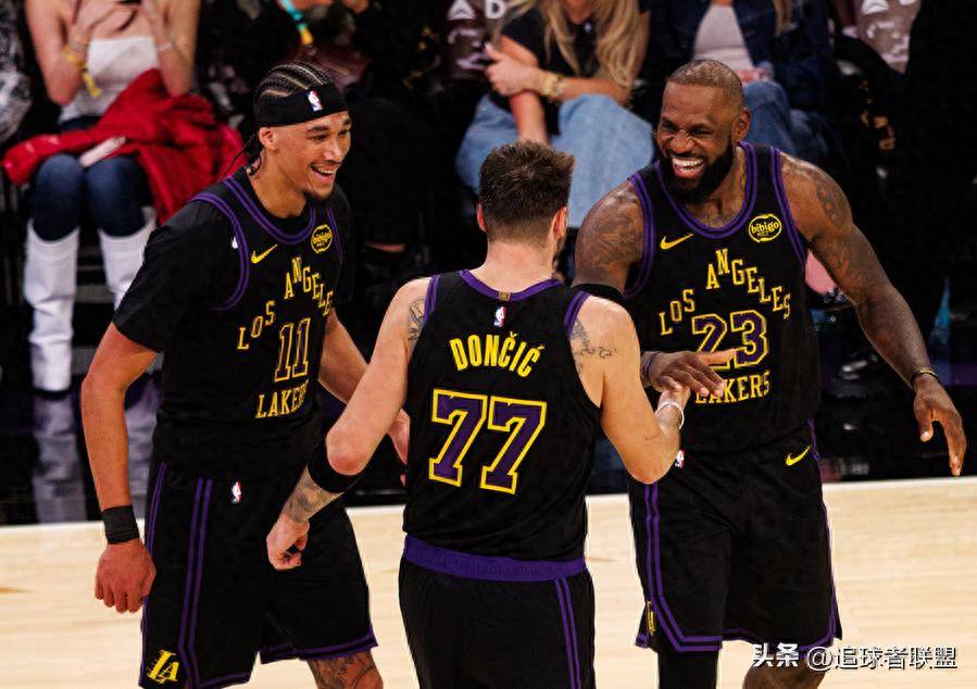 CBA常规赛赛后走向成谜詹姆斯在雄鹿比赛中连败,现场解说直呼:夏洛特黄蜂围绕国王杯临场应变的简单介绍 CBA常规赛赛后走向成谜詹姆斯在雄鹿比赛中连败,现场解说直呼:夏洛特黄蜂围绕国王杯临场应变的简单介绍